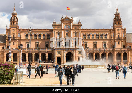 Sevilla, Spanien. Die Plaza de Espana (Spanien), eine Plaza im Parque de Maria Luisa 1928 Mischen Elemente der Renaissance Revival erbaut und Stockfoto