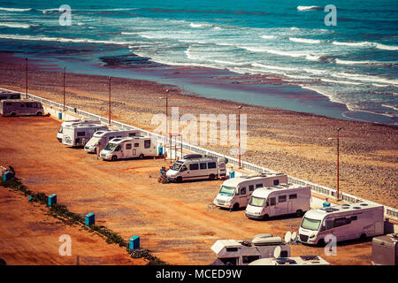 Camping Auto geparkt in der Nähe der Strand, der direkt am Ufer des Atlantischen Ozeans, Sidi Ifni, im Südwesten von Marokko Stockfoto