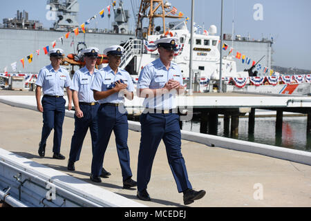 Besatzungsmitglieder von Coast Guard Cutter Edisto bringen an Land Das Edisto nationalen Ensign, Inbetriebnahme Wimpel und Union Jack während des Edisto Stilllegung Zeremonie am Naval Base Point Loma, San Diego, 13. April 2018. Edisto war nach 31 Jahren stillgelegt. (U.S. Coast Guard Foto von Petty Officer 2. Klasse Joel Guzman / freigegeben) Stockfoto