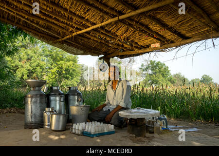 Ort: Ahmedabad, Gujarat, Indien. Datum: April -15-2018. Foto von Milch Anbieter performing fat Prüfung in Milch und Einkauf als Pro der Standard. Stockfoto