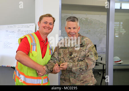 Us-Armee Korps der Ingenieure kommandierenden General und 54th US Army Chief von Ingenieuren Generalleutnant Todd Semonite nutzten die Gelegenheit, um Personal zu danken und die Bemühungen der Montaña Bereich Büro in Caguas, Puerto Rico April 12 erkennen. Hier Semonite präsentiert Münze des Kommandanten der Exzellenz zu Ben Robinson, eine Qualitätssicherung team leader. USACE Auftragnehmer PowerSecure, Inc., arbeitet das elektrische Netz in der Region wiederherzustellen. Caguas war einer der am schwersten betroffenen Gebiete auf der Insel, und wo die härteste Arbeit bleibt. Stockfoto