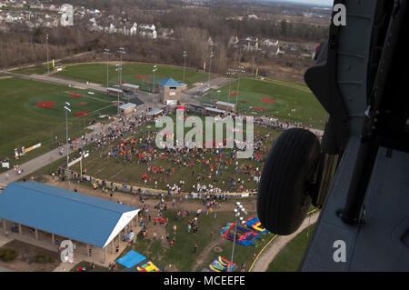 Sergeant Major Jeffrey Bennett der 38 Infanterie Division stellte die öffnung Spiel Ball 14-jährige Eli Ketterer in Noblesville Indiana, April 13. SGM Bennett kamen an einem Black Hawk von C-CO 1-137 Angriff geflogen. Recruiting Befehl C-Co 151 und Bravo Truppe 1-152 Cav, andHHC 76 IBCT auch teilgenommen. Stockfoto