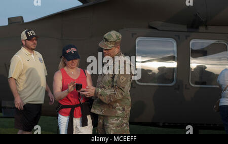 Sergeant Major Jeffrey Bennett der 38 Infanterie Division stellte die öffnung Spiel Ball 14-jährige Eli Ketterer in Noblesville Indiana, April 13. SGM Bennett kamen an einem Black Hawk von C-CO 1-137 Angriff geflogen. Recruiting Befehl C-Co 151 und Bravo Truppe 1-152 Cav, andHHC 76 IBCT auch teilgenommen. Stockfoto