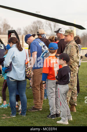 Sergeant Major Jeffrey Bennett der 38 Infanterie Division stellte die öffnung Spiel Ball 14-jährige Eli Ketterer in Noblesville Indiana, April 13. SGM Bennett kamen an einem Black Hawk von C-CO 1-137 Angriff geflogen. Recruiting Befehl C-Co 151 und Bravo Truppe 1-152 Cav, andHHC 76 IBCT auch teilgenommen. Stockfoto