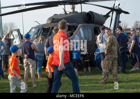 Sergeant Major Jeffrey Bennett der 38 Infanterie Division stellte die öffnung Spiel Ball 14-jährige Eli Ketterer in Noblesville Indiana, April 13. SGM Bennett kamen an einem Black Hawk von C-CO 1-137 Angriff geflogen. Recruiting Befehl C-Co 151 und Bravo Truppe 1-152 Cav, andHHC 76 IBCT auch teilgenommen. Stockfoto