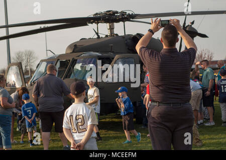 Sergeant Major Jeffrey Bennett der 38 Infanterie Division stellte die öffnung Spiel Ball 14-jährige Eli Ketterer in Noblesville Indiana, April 13. SGM Bennett kamen an einem Black Hawk von C-CO 1-137 Angriff geflogen. Recruiting Befehl C-Co 151 und Bravo Truppe 1-152 Cav, andHHC 76 IBCT auch teilgenommen. Stockfoto