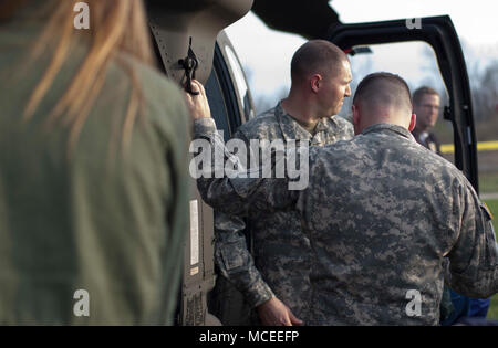 Sergeant Major Jeffrey Bennett der 38 Infanterie Division stellte die öffnung Spiel Ball 14-jährige Eli Ketterer in Noblesville Indiana, April 13. SGM Bennett kamen an einem Black Hawk von C-CO 1-137 Angriff geflogen. Recruiting Befehl C-Co 151 und Bravo Truppe 1-152 Cav, andHHC 76 IBCT auch teilgenommen. Stockfoto