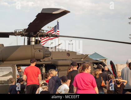 Sergeant Major Jeffrey Bennett der 38 Infanterie Division stellte die öffnung Spiel Ball 14-jährige Eli Ketterer in Noblesville Indiana, April 13. SGM Bennett kamen an einem Black Hawk von C-CO 1-137 Angriff geflogen. Recruiting Befehl C-Co 151 und Bravo Truppe 1-152 Cav, andHHC 76 IBCT auch teilgenommen. Stockfoto