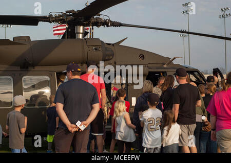 Sergeant Major Jeffrey Bennett der 38 Infanterie Division stellte die öffnung Spiel Ball 14-jährige Eli Ketterer in Noblesville Indiana, April 13. SGM Bennett kamen an einem Black Hawk von C-CO 1-137 Angriff geflogen. Recruiting Befehl C-Co 151 und Bravo Truppe 1-152 Cav, andHHC 76 IBCT auch teilgenommen. Stockfoto