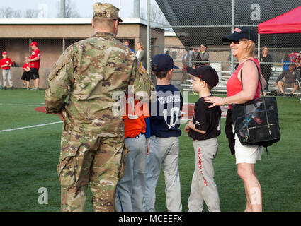 Sergeant Major Jeffrey Bennett der 38 Infanterie Division stellte die öffnung Spiel Ball 14-jährige Eli Ketterer in Noblesville Indiana, April 13. SGM Bennett kamen an einem Black Hawk von C-CO 1-137 Angriff geflogen. Recruiting Befehl C-Co 151 und Bravo Truppe 1-152 Cav, andHHC 76 IBCT auch teilgenommen. Stockfoto