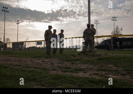 Sergeant Major Jeffrey Bennett der 38 Infanterie Division stellte die öffnung Spiel Ball 14-jährige Eli Ketterer in Noblesville Indiana, April 13. SGM Bennett kamen an einem Black Hawk von C-CO 1-137 Angriff geflogen. Recruiting Befehl C-Co 151 und Bravo Truppe 1-152 Cav, andHHC 76 IBCT auch teilgenommen. Stockfoto