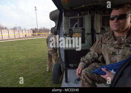 Sergeant Major Jeffrey Bennett der 38 Infanterie Division stellte die öffnung Spiel Ball 14-jährige Eli Ketterer in Noblesville Indiana, April 13. SGM Bennett kamen an einem Black Hawk von C-CO 1-137 Angriff geflogen. Recruiting Befehl C-Co 151 und Bravo Truppe 1-152 Cav, andHHC 76 IBCT auch teilgenommen. Stockfoto