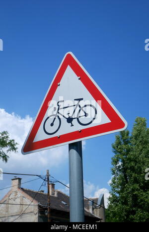 Dreieckige schild Warnung vor ein Radweg vor, Budapest, Ungarn Stockfoto