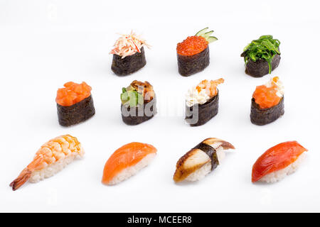 Sushi von verschiedenen Arten auf einem weißen Hintergrund. Bereich. Isoliert. Stockfoto