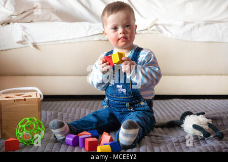 Portrait von niedlichen Baby Junge mit Down-syndrom Stockfoto