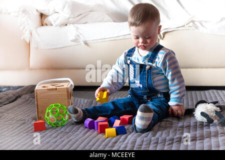 Portrait von niedlichen Baby Junge mit Down-syndrom