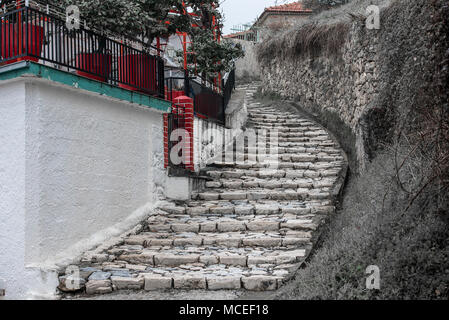 Schmale Straße und die Wände in Milies Dorf am Berg Pelion. Griechenland. Stockfoto