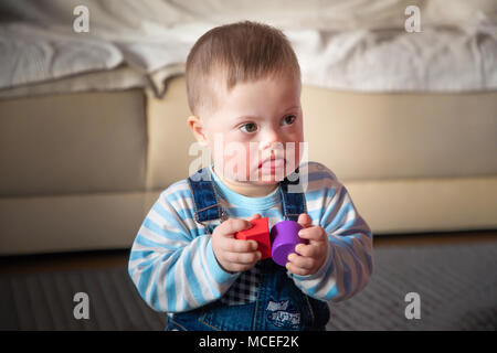Portrait von niedlichen Baby Junge mit Down-syndrom