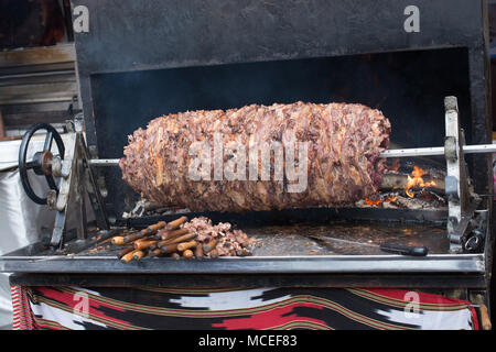 Türkische Cag Kebab auf Pole in horizontaler Position Stockfoto