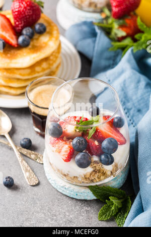 Frühstück mit Müsli, Pfannkuchen und Beeren Stockfoto