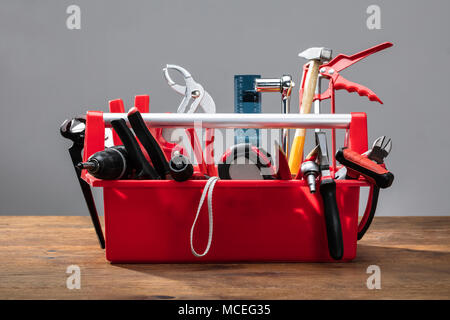 Toolbox mit unterschiedlichen Worktools gegen grauer Hintergrund Stockfoto