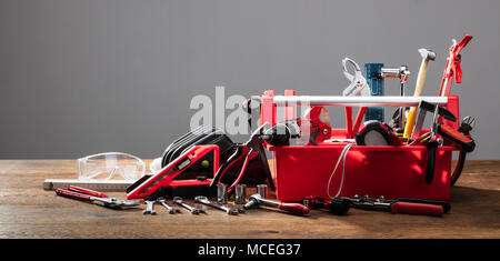 Toolbox mit unterschiedlichen Worktools gegen grauer Hintergrund Stockfoto