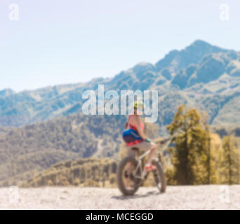 Foto von Frau Helm Reiten Fahrrad verschwommen Stockfoto