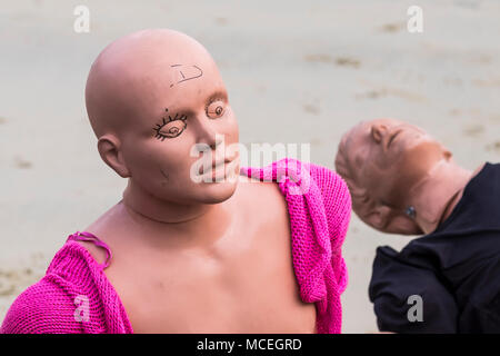 Mannequins warten in einem GMICE (Gute Medizin in anspruchsvollen Umgebungen) Major Incident Übung im Hafen von Newquay in Cornwall verwendet werden. Stockfoto