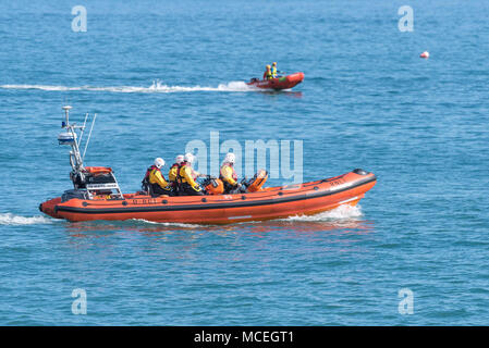 Ein rnli Mannschaft in der B-Klasse Atlantic 85 küstennahe Rettungsfahrzeug an einem GMICE (Gute Medizin in anspruchsvollen Umgebungen) Major Incident ueb Stockfoto