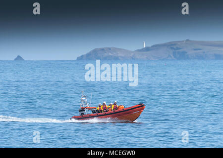 Die Newquay freiwillige RNLI Mannschaft in der B-Klasse Atlantic 85 küstennahe Rettungsfahrzeug an einem GMICE (Gute Medizin in anspruchsvollen Umgebungen) Stockfoto