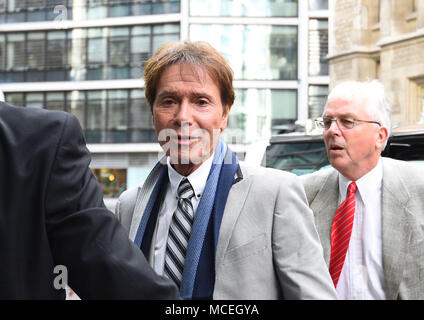 Sir Cliff Richard (Mitte) kommt an der Rollen Gebäude in London für die weitere rechtliche Schritte gegen die BBC über eine Razzia der Polizei in seiner Wohnung in der Berkshire im August 2014. Stockfoto