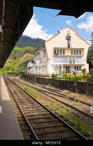 Vertikale Ansicht von Nanu Oya-Bahnhof im Hochland von Sri Lanka. Stockfoto