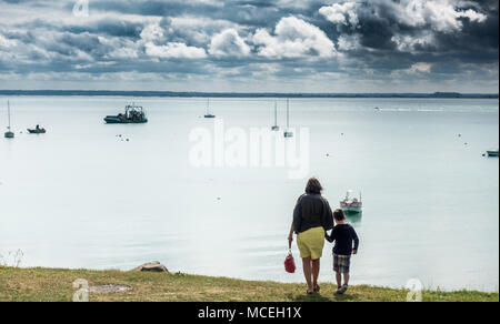 Ansicht der Rückseite des Mutter und Sohn in der Nähe des Sees, Bretagne, Frankreich, Europa Stockfoto