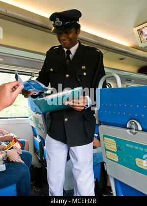 Vertikale Porträt der Kontrolleur im Zug in Richtung Ella im Hochland von Sri Lanka. Stockfoto