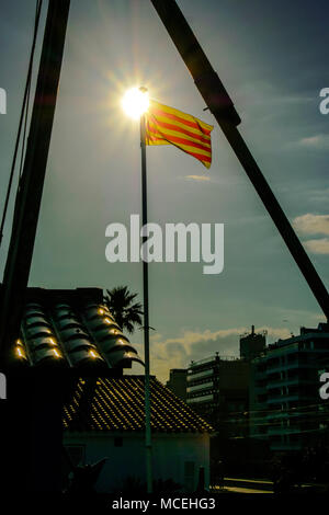 Katalanische Flagge, Pineda de Mar, Barcelona Küste. Stockfoto