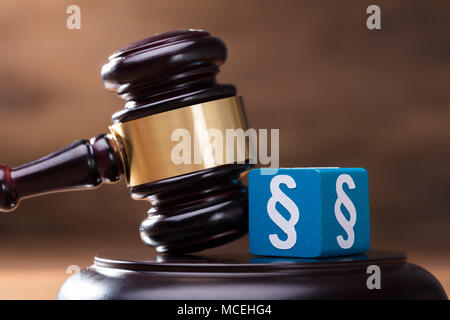 Close-up Blau Absatz Block und Hammer auf die hölzerne Richter Resonanzboden Stockfoto