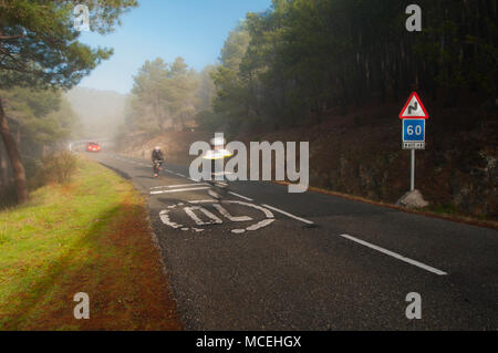 Foggy Road, schlechte Sichtbarkeit. Verkehrszeichen. Stockfoto