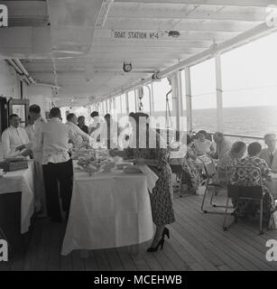 1950, historische, erwachsene Passagiere an Bord eines Union-Castle Dampfschiff auf dem Meer serviert morgens Kaffee und Gebäck. Stockfoto