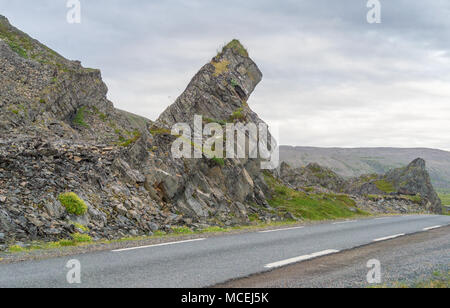 Felsigen Klippen an der Küste der Barentssee, Varangerhalvoya Nationalpark, Varanger Halbinsel, Finnmark, Norwegen Stockfoto