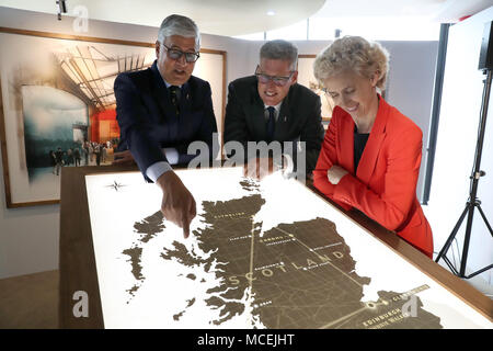 Ivan Menezes, CEO von Diageo (links) mit dem Chairman von Diageo in Schottland, David Cutter, und Cristina Diezhandino, Global Scotch Whisky Director, am Hauptsitz in Edinburgh, wo er eine Investition in Höhe von &ACIRC;£150 Millionen über drei Jahre bekannt gab, um die Besuchererfahrungen von Scotch Whisky zu „transformieren“. Stockfoto