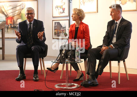 Ivan Menezes, CEO von Diageo (links) mit David Cutter, Chairman von Diageo in Schottland, und Cristina Diezhandino, Global Scotch Whisky Director, am Hauptsitz in Edinburgh, wo er eine Investition von £150 Millionen über drei Jahre bekannt gab, um die Besuchererfahrungen von Scotch Whisky zu verändern. Stockfoto