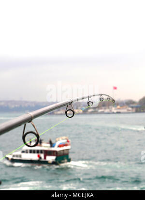 Angeln auf Galata Brücke und Blick auf Istanbul auf Hintergrund, selektiver Fokus Stockfoto