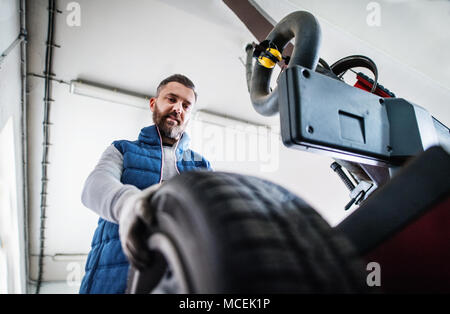 Mann, Mechaniker, Reparatur, ein Auto in eine Garage. Stockfoto