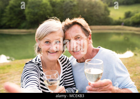 Senior Paar am See bei einem Picknick. Stockfoto