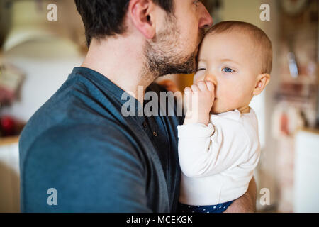 Vater mit einem Baby zu Hause. Stockfoto