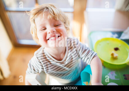 Ein Kleinkind junge gegessen wird zu Hause. Stockfoto