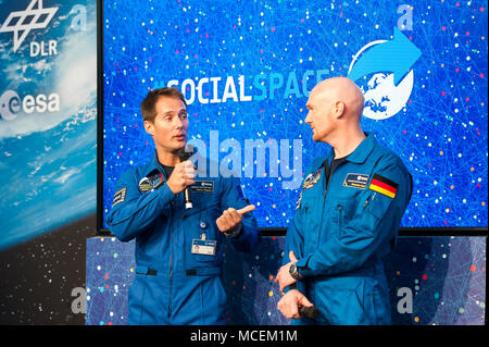Der französische ESA-Astronaut Thomas Pesquet im Gespräch mit seinem deutschen Kollegen Alexander Gerst Stockfoto