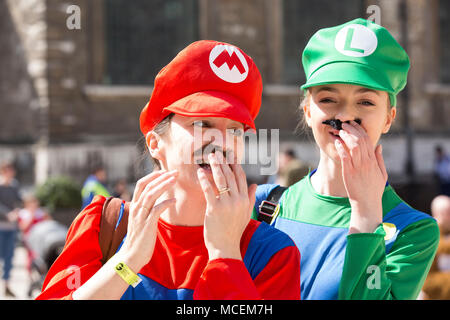 London Games Festival, Video Game Cosplay Charakter Parade durch London. Die jährliche Parade bietet Hunderte von video game-inspirierte Zeichen, Großbritannien Stockfoto