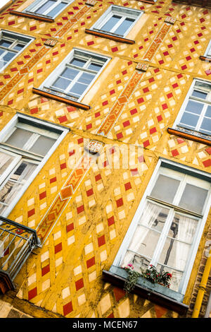 Niedrigen Winkel der gelben Wand eines Gebäudes, Bretagne, Frankreich, Europa Stockfoto