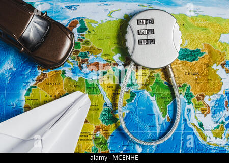 Code Lock, Spielzeugauto, Papercraft Flugzeug auf Karte Welt Hintergrund. Concept-Ban auf Reisen, Mangel an Visa Stockfoto